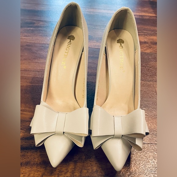 Big Tree dressy silver high heels, with adorable bow, barely worn - Picture 3 of 9